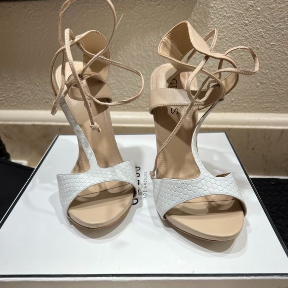 Guess Two Tone Sexy Heels - Picture 1 of 4